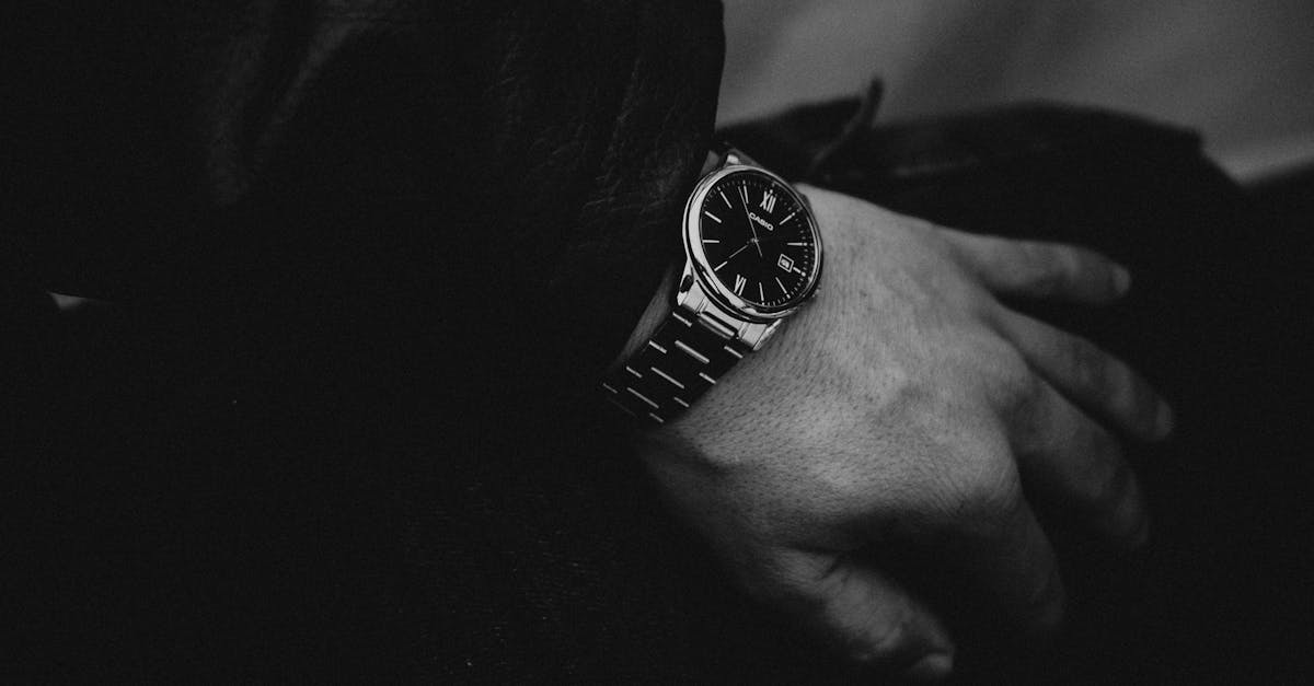 手首に高級時計を着用しているイメージ画像